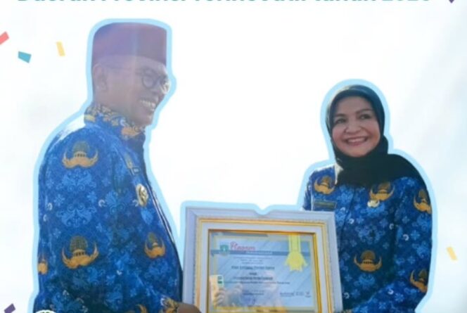 
 Kepala Dinas Kesehatan Provinsi Banten, DR dr.Ati Pramudji Hastuti saat Menerima Penghargaan Perangkat Daerah Provinsi Terinovatif dari Gubernur Banten Andra Soni. Foto: ist