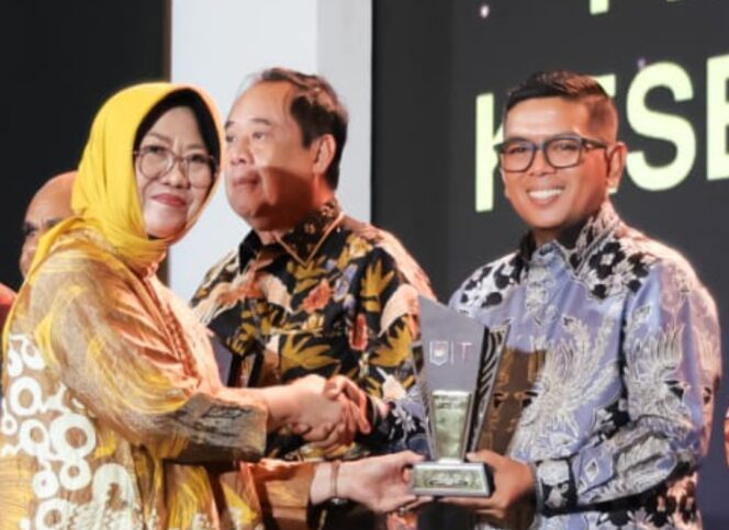 
 Gubernur Banten Andra Soni saat menerima Penghargaan dari perwakilan dewan juri yang diwakili oleh peneliti politik Badan Riset dan Inovasi Nasional (BRIN), Siti Zuhro. Foto: ist