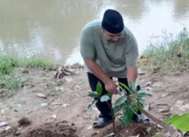 
 Cegah Banjir dan Kurangi Jejak Karbon, Koordinator Koalisi Aktivis Lingkungan Hidup Tangerang (Kalung) Ade Yunus rutin setiap hari menanam pohon dibantaran Sungai Cisadane. Foto: TangerangPos 