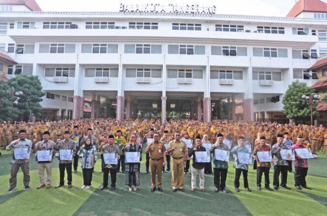 
 Wakil Wali Kota Maryono menyampaikan terima kasihnya kepada para Ketua RW yang telah menjadi motor penggerak pelestarian lingkungan sehingga mereka juga diganjar Penghargaan Proklim (Program Komunitas Untuk Iklim) Tingkat Nasional Tahun 2025 dari Kementerian Lingkungan Hidup (LH).  Foto: ist