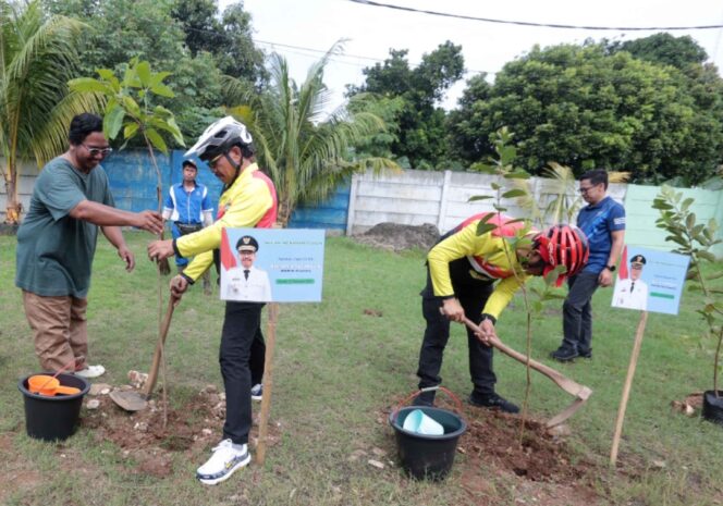 
 Wali Kota Tangerang Sachrudin dan Wakil Wali Kota Tangerang Maryono Didampingi Ketua Banksasuci Foundation Ade Yunus saat Menanam Pohon di Halaman RSUD Panunggangan Barat Cibodas Kota Tangerang. Foto: ist