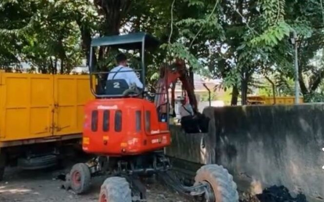 
 Personil Operasional dan Pemeliharaan, Dinas Pekerjaan Umum dan Penataan Ruang (PUPR) Kota Tangerang saat Normalisasi Saluran Pembuang Pasar Baru Karawaci. Foto: Ist