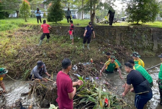 
 Badan Nasional Pengelola Perbatasan (BNPP) RI melalui Pos Lintas Batas Negara (PLBN) Aruk menggiatkan kegiatan kerja bakti bersama unsur TNI sebagai bentuk aksi nyata dalam menjaga kebersihan dan kelestarian lingkungan di kawasan perbatasan. Foto: BNPP RI