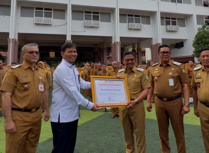 
 Kasatgas Wilayah II.2 Direktorat Koordinasi dan Supervisi Wilayah II KPK menyerahkan Piagam Penghargaan kepada Wali Kota Tangerang H. Sachrudin, pada apel pegawai yang digelar di Pusat Pemerintahan Kota Tangerang. Foto: ist 