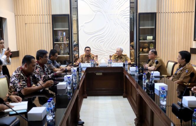 
 Wakil Wali Kota Tangerang, H. Maryono, bersama sejumlah kepala Organisasi Perangkat Daerah (OPD) melakukan kunjungan kerja ke Pemerintah Kota Surabaya. Foto: ist 