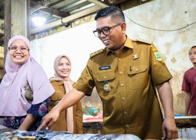 
 Gubernur Banten Andra Soni bersama Bupati Serang Ratu Rachmatuzakiah melakukan peninjauan langsung terhadap harga dan ketersediaan bahan kebutuhan pokok di Pasar Ciruas, Kabupaten Serang. Foto: ist