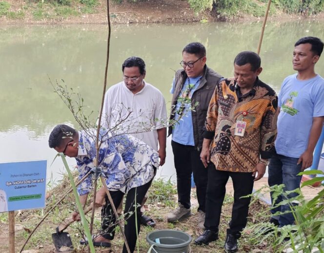 
 Gubernur Banten Andra Soni Didampingi Kepala DLHK Banten, Wawan Gunawan dan Inisiator Gerakkan 'Banten Teduh Tangerang Sejuk', Ade Yunus saat Menanam Pohon di Bantaran Sungai Cisadane. Foto: TangerangPos 