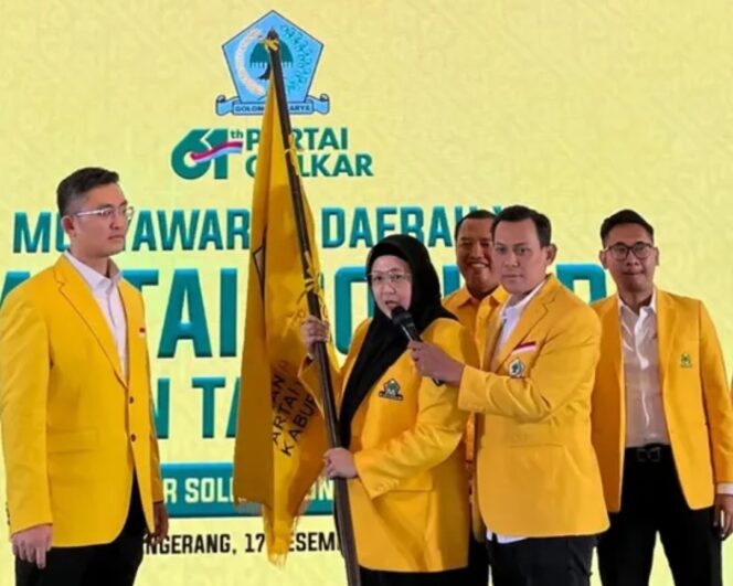 
 Ketua DPD II Partai Golkar Kabupaten Tangerang terpilih, Intan Nurul Hikmah saat menerima Pataka dari Ketua DPD I Golkar Provinsi Banten Andika Hazrumy didampingi Pimpinan Sidang Sanusi Pane. Foto: TangerangPos 