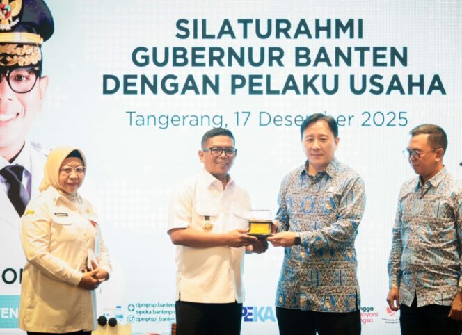 
 Gubernur Banten Andra Soni saat menghadiri kegiatan Silaturahmi Gubernur Banten dengan Pelaku Usaha yang berlangsung di Propan Raya ICC, Jalan Gatot Subroto, Kecamatan Curug, Kabupaten Tangerang. Foto: ist