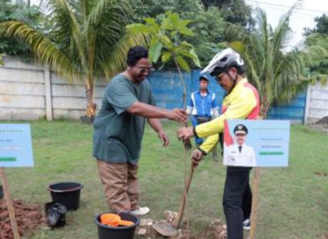 
 Wali Kota Tangerang Sachrudin Didampingi Inisiator Gerakkan 'Banten Teduh, Tangerang Sejuk' Ade Yunus, Saat Menanam Pohon di Panunggangan Barat Cibodas Kota Tangerang. Foto: Ist