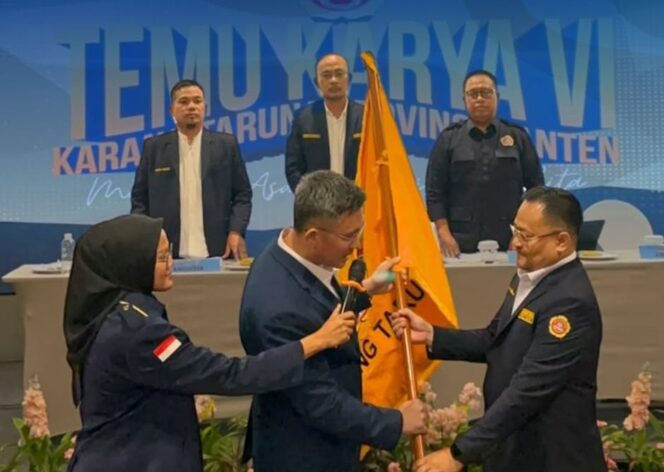 
 Ketua Karang Taruna Provinsi Banten terpilih,  Yudi Budi Wibowo saat menerima Pataka dari Ketua Karang Taruna Periode 2020-2025, Andika Hazrumy. Foto: Ist