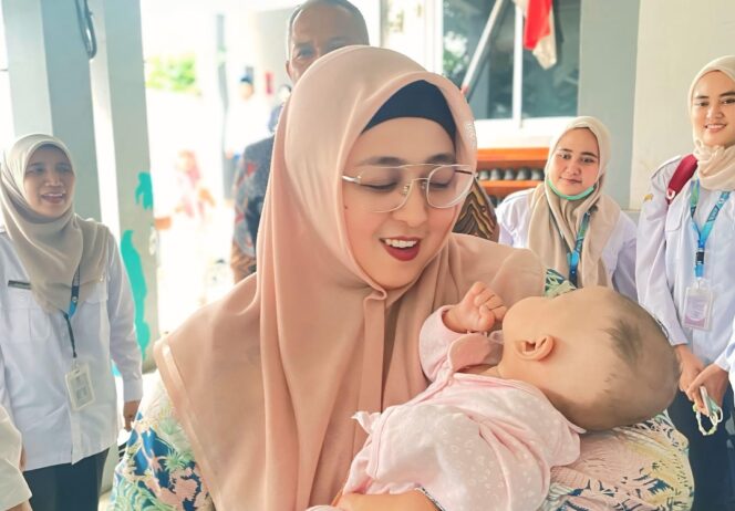 
 Wakil Bupati Tangerang Intan Nurul Hikmah saat Gendong Bayi di Yayasan Amanah Assodiqiah Kecamatan Rajeg. Foto: ist
