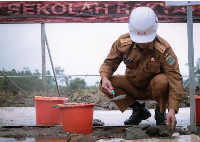 
 Gubernur Banten Andra Soni saat melakukan Peletakan Batu pertama Pembangunan Sekolah Rakyat di Cadasari Kabupaten Pandeglang. Foto: Awal Rizal