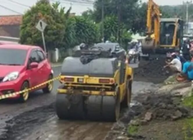 
 DPUPR Banten, melalui UPTD Pemeliharaan jalan dan jembatan (PJJ) Pandeglang, memperbaiki sejumlah ruas jalan di Kabupaten Pandeglang. Foto: ist