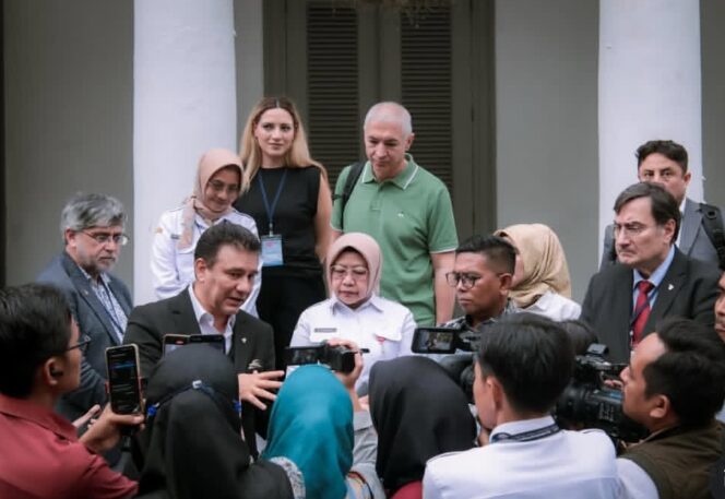 
 Gubernur Banten Andra Soni Didampingi Kepala DPMPTSP Provinsi Banten saat Menyambut rombongan Asosiasi Klaster Industri Medis OSTİM Turki. Foto: Awal Rijal 