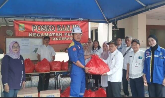 
 Pemkot Tangerang pun telah menyalurkan sebanyak 2.720 nasi bungkus kepada masyarakat di sejumlah wilayah yang terdampak banjir. Foto: ist