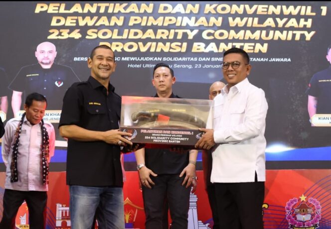 
 Gubernur Banten, Andra Soni saat menghadiri Pelantikan dan Konvensi Wilayah Dewan Pimpinan Wilayah (DPW) 234 Solidarity Community (SC) Provinsi Banten yang digelar di Horison Ultima Ratu, Kota Serang. Foto: ist