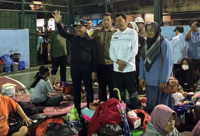
 Wali Kota Tangerang Sachrudin hadir di posko pengungsian memastikan seluruh kebutuhan warga terdampak terpenuhi. Foto: ist