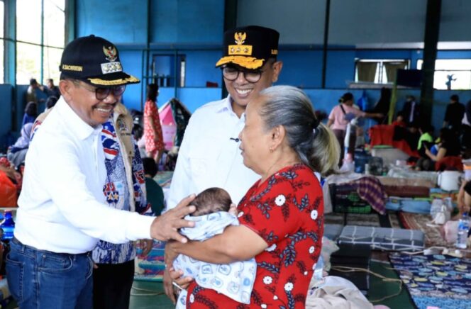 
 Gubernur Banten Andra Soni bersama Wali Kota Tangerang Sachrudin saat Meninjau Posko Pengungsian Banjir Periuk Kota Tangerang. Foto: ist