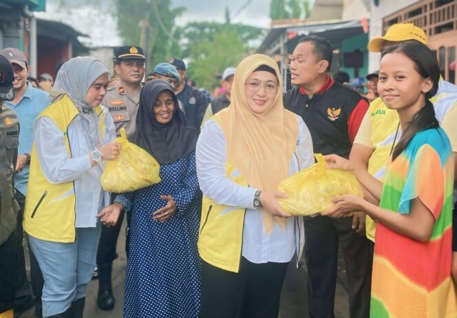 
 Ketua DPD Partai Golkar Kabupaten Tangerang Intan Nurul Hikmah saat Bagikan Bantuan kepada Warga Terdampak Banjir di Kecamatan Tigaraksa. Foto: ist
