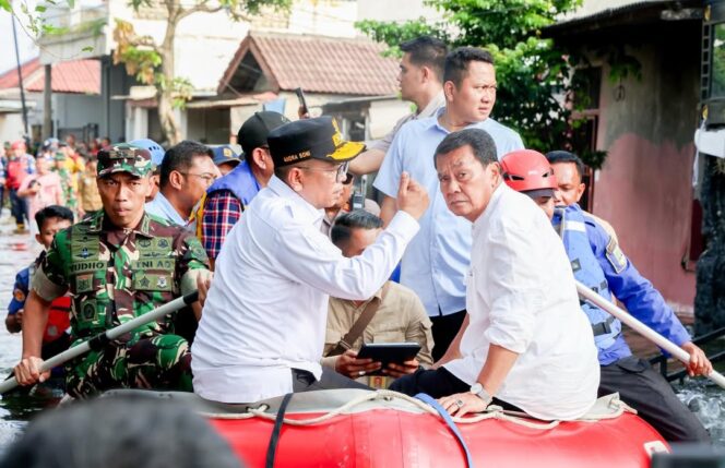 
 Gubernur Banten, Andra Soni bersama Bupati Tangerang Moch Maesyal Rasyid saat meninjau beberapa titik lokasi banjir di Perum Vila Tomang dan Situ Gelam, Desa Gelam Jaya Kec. Pasar Kemis, Kabupaten Tangerang, Foto: ist