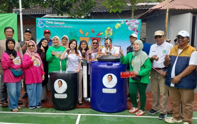 
 Wakil Ketua DPRD Banten Yudi Budi Wibowo dan Wakil Ketua DPRD Kota Tangsel Maria Teresa Suhardja bersama Pengurus Bank Sampah RW 014  Bukit Nusa Indah Kelurahan Serua Kecamatan Ciputat Kota Tangerang Selatan. Foto: ist 