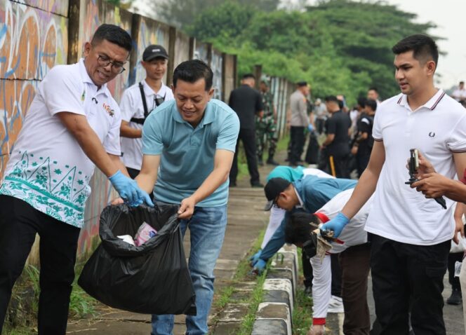 
 Gubernur Banten Andra Soni saat Mengikuti Giat Aksi Banten ASRI, Indonesia ASRI. Foto: Ist
