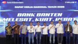 Gubernur Banten Andra Soni, Sekda Banten sekaligus Komisaris Bank Banten Deden Apriandhi Hartawan bersama seluruh Jajaran Komisaris dan Direksi Bank Banten saat Rakornas Bank Banten, Kamis (12/02/2026). Foto: Ist