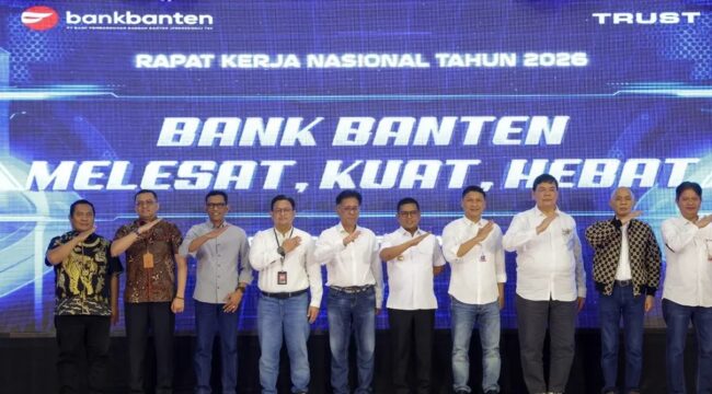 Gubernur Banten Andra Soni, Sekda Banten sekaligus Komisaris Bank Banten Deden Apriandhi Hartawan bersama seluruh Jajaran Komisaris dan Direksi Bank Banten saat Rakornas Bank Banten, Kamis (12/02/2026). Foto: Ist