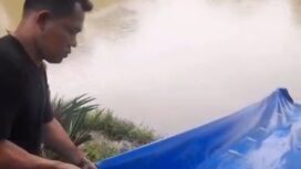 Relawan Banksasuci Cihuni Rudi Saputra Saat Tebar Ikan. Foto: TangerangPos 