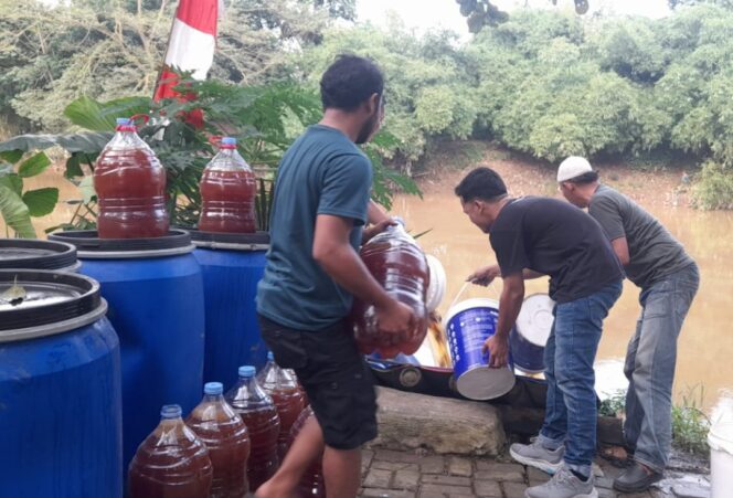 
 Relawan Banksasuci saat Larutkan ECO Enzym ke Sungai Cisadane. Foto: TangerangPos 