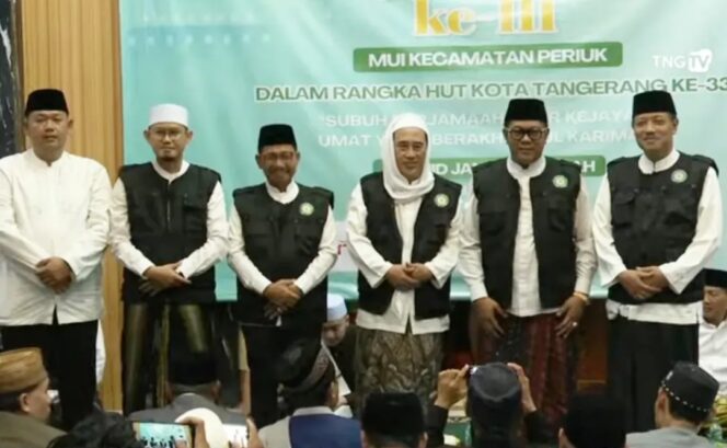 
 Camat Periuk Andhika Nugraha Krisyna Murti (Paling Kiri) Saat Menghadiri Kegiatan Subuh Keliling (Subling) Akbar III di Masjid Al Hidayah Perumahan Wisma Harapan Periuk, Minggu (08/02/2026). Foto: Ist
