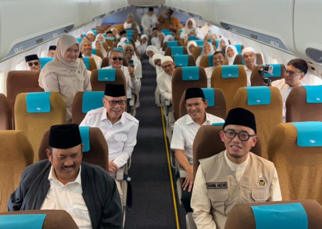 
 Wakil Menteri Haji dan Umrah, Dahnil Anzar Simanjuntak, saat meresmikan pesawat hibah dari Garuda Indonesia yang kini ditempatkan di Asrama Haji Kelas I Aceh. Foto: ist