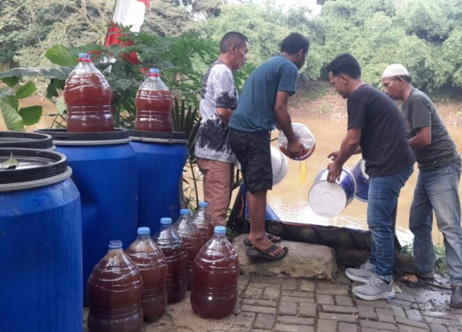 
 Relawan Banksasuci saat  tuangkan 20 Ton Eco Enzym untuk menetralisir Sungai Cisadane pasca tercemar 20 Ton cairan Insektisida. Foto: ist 