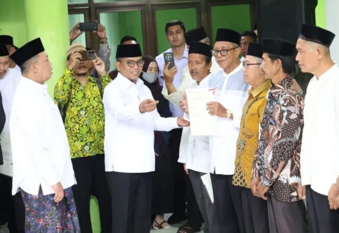 
 Gubernur Banten Andra Soni saat mendampingi Menteri Agraria dan Tata Ruang/Kepala Badan Pertanahan Nasional (ATR/BPN) Nusron Wahid, menyerahkan 13 sertipikat tanah wakaf untuk rumah ibadah dan lembaga pendidikan keagamaan di Provinsi Banten. Foto: ist