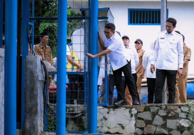 
 Gubernur Banten Andra Soni Didampingi Kepala Dinas PUPR Banten Arlan Marzan Memastikan Bendung Sarakan Berfungsi dengan baik sebagai Pengendali Debit Air Sungai Cirarab. Foto: Awal Rijal