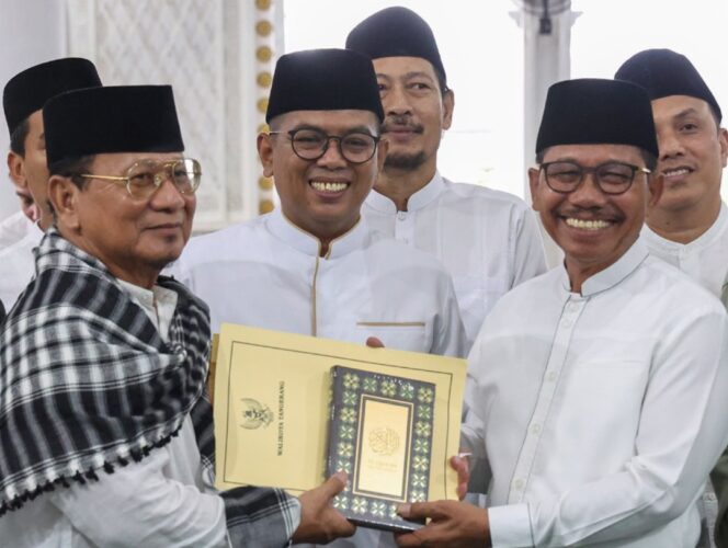 
 Gubernur Banten Andra Soni Didampingi Wali Kota Tangerang Sachrudin saat Safari Ramadhan di Masjid Jamiatul Khoir Cipondoh Kota Tangerang. Foto: ist