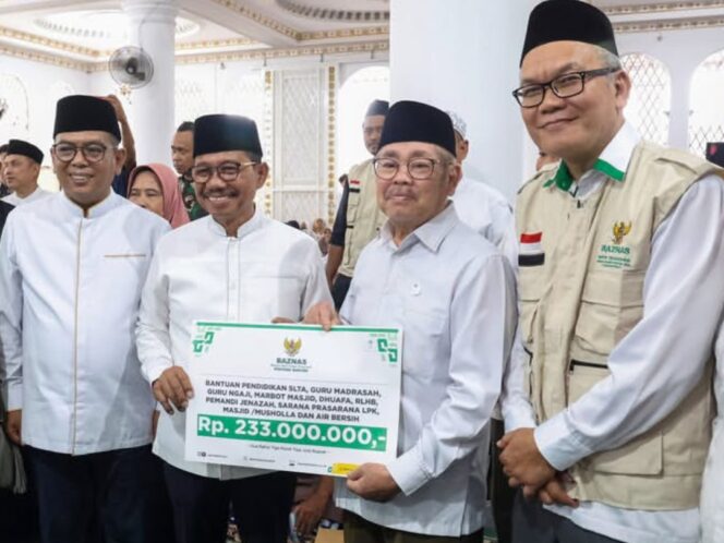 
 Wali Kota Tangerang Sachrudin dampingi Gubernur Banten Serahkan Bantuan Masjid saat Safari Ramadan. Foto: ist