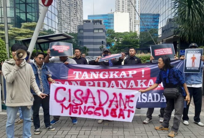 
 Koalisi Aktivis Lingkungan Hidup Tangerang (Kalung) saat menggelar aksi simpatik didepan Gedung Kementerian Lingkungan Hidup, Menuntut segera tangkap pelaku Pencemar Sungai Cisadane. Foto: TangerangPos 