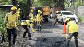 Petugas DPUPR Kota Tangerang saat perbaiki jalan raya Bayur Periuk, Kota Tangerang. Foto: ist