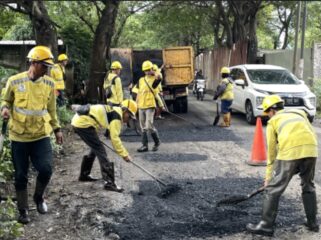 Petugas DPUPR Kota Tangerang saat perbaiki jalan raya Bayur Periuk, Kota Tangerang. Foto: ist