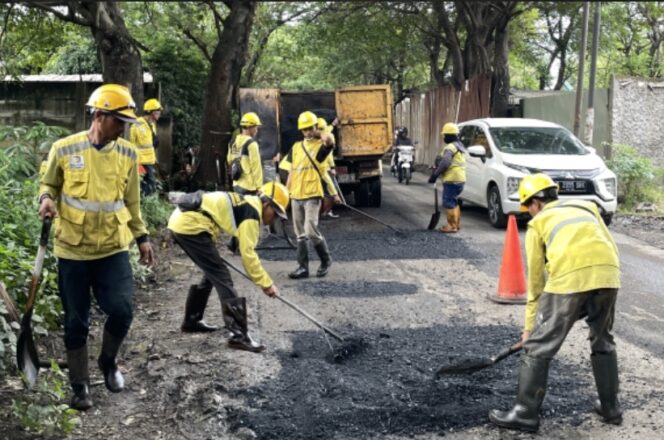 
 Petugas DPUPR Kota Tangerang saat perbaiki jalan raya Bayur Periuk, Kota Tangerang. Foto: ist