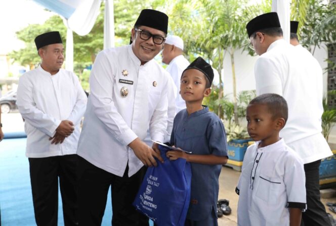 
 Wakil Wali Kota Tangerang Maryono Hasan saat Serahkan Santunan kepada Anak Yatim piatu. Foto: ist