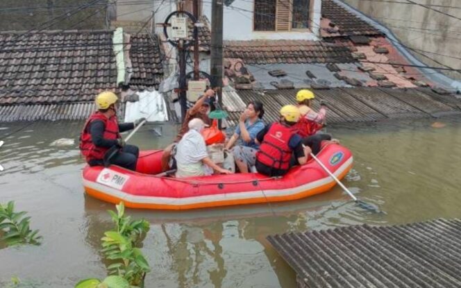 
 Petugas Gabungan saat evakuasi warga terdampak banjir di Perum Total Persada, Periuk Kota Tangerang. Foto: ist