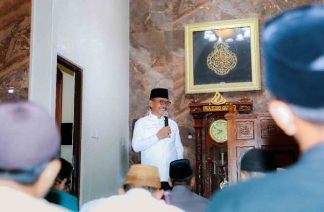 
 Wali Kota Tangerang, H. Sachrudin, melaksanakan salat Isya dan tarawih berjamaah bersama warga di Masjid Quba, Perumahan Royal 2, Kecamatan Cipondoh. Foto: ist
