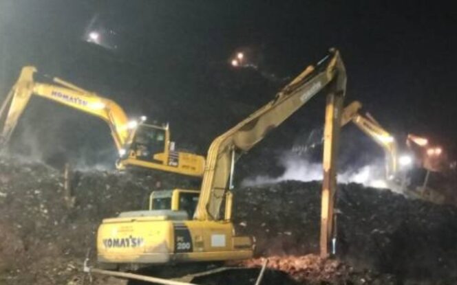 
 Sejumlah Eksavator terlihat membantu Evakuasi Korban akibat longsoran sampah pada zona 4 TPST Bantar Gebang Bekasi, Jawa Barat. Foto: ist