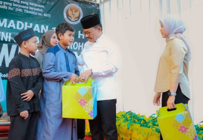 
 Wali Kota Tangerang, H. Sachrudin saat menghadiri acara Iftar (buka puasa bersama) Jemaah Ramadan yang diselenggarakan oleh keluarga besar dan alumni Jemaah Umroh Raffindo Wisata, di Kawasan Ruko Ginza, Nerogtog Pinang, Kota Tangerang. Foto: ist