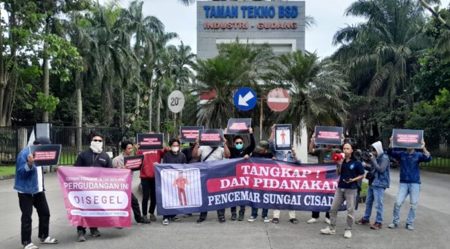 Koalisi Aktivis Lingkungan Hidup Tangerang (Kalung) saat menggelar Aksi Simpatik didepan Pergudangan Taman Tekno BSD Kota Tangerang Selatan. Foto: TangerangPos 