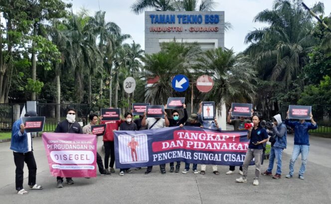 
 Koalisi Aktivis Lingkungan Hidup Tangerang (Kalung) saat menggelar Aksi Simpatik didepan Pergudangan Taman Tekno BSD Kota Tangerang Selatan. Foto: TangerangPos 