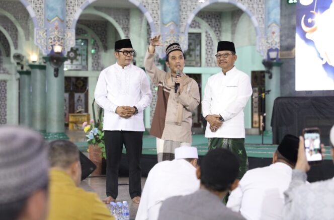 
 Wali Kota Tangerang Sachrudin dan Wakil Wali Kota Tangerang Maryono bersama Ustadz Maulana Saat Haflah Nuzulul Qur'an. Foto: ist